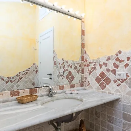 Marinela Villa *